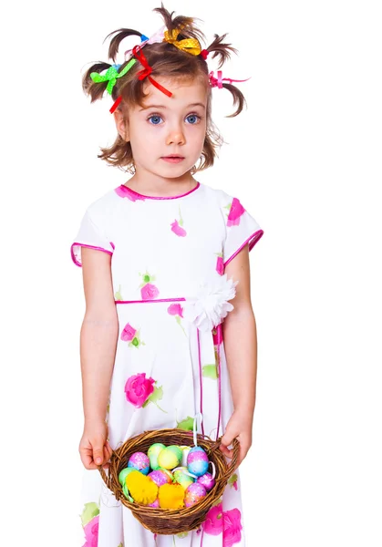 Chica sosteniendo cesta de Pascua — Foto de Stock