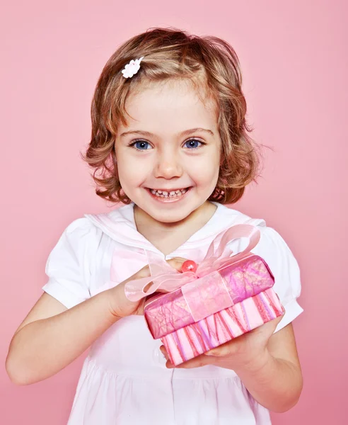 Šťastná dívka s dárek — Stock fotografie