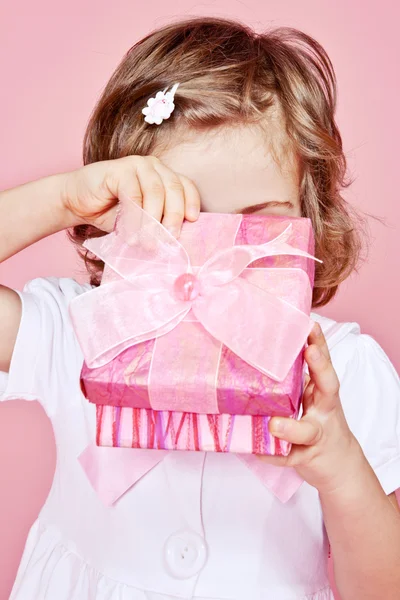 Kid looking into present box — Stock Photo, Image