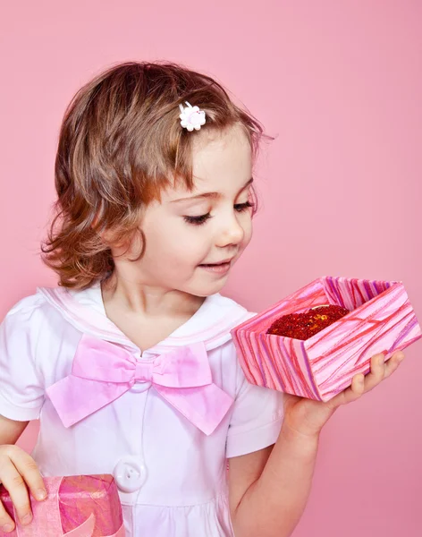 Дівчина відкриває подарункову коробку — стокове фото
