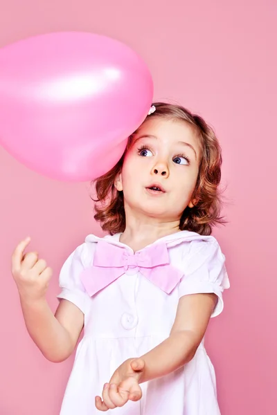 Милая девушка с розовым шариком — стоковое фото