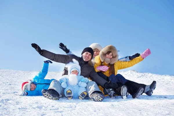 家长和孩子们在白雪皑皑的山 — 图库照片