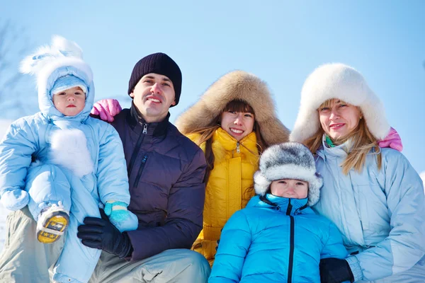 Зимняя семья — стоковое фото