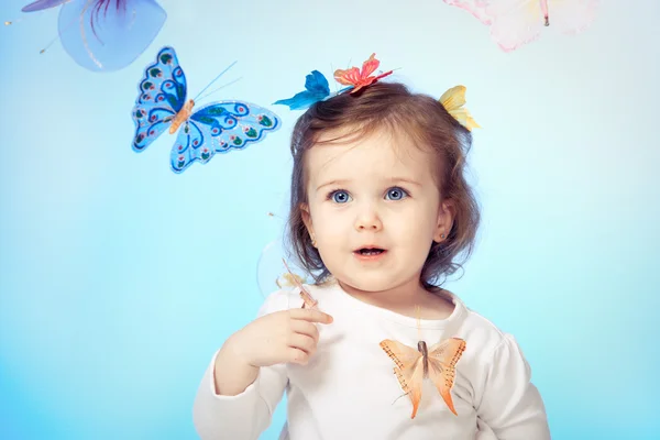Dívka s motýly — Stock fotografie