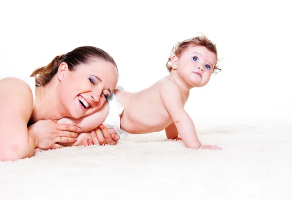 Mor allomfattande söta baby — Stockfoto