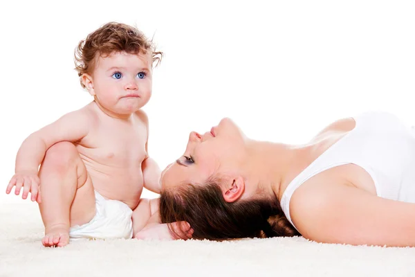 赤ちゃんと彼女の母親のそばに横たわっています。 — ストック写真