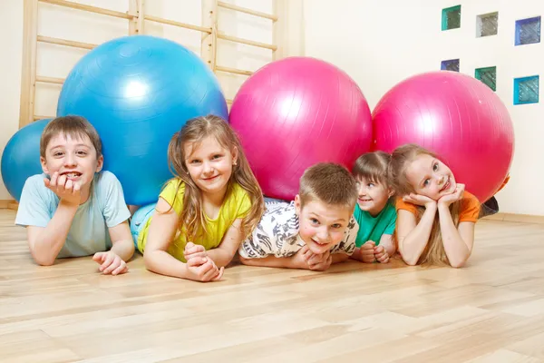 Kids in gym — Stock Photo, Image