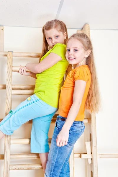 Meninas escalando barras de parede — Fotografia de Stock