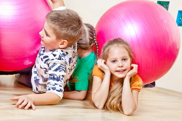 Дети с гимнастическими мячами — стоковое фото