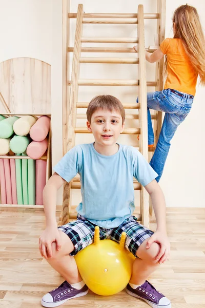 Αγόρι καθιστός σε μπάλα γυμναστικής — Φωτογραφία Αρχείου
