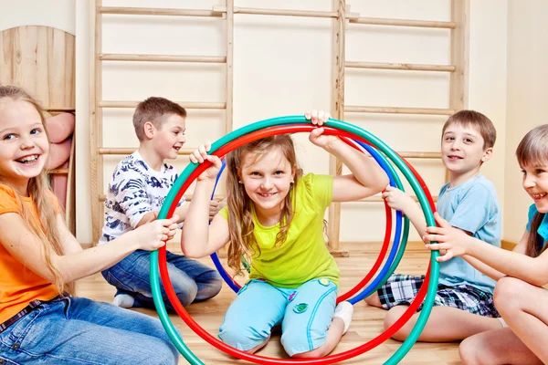 Τα παιδιά κρατώντας hula hoops — Φωτογραφία Αρχείου