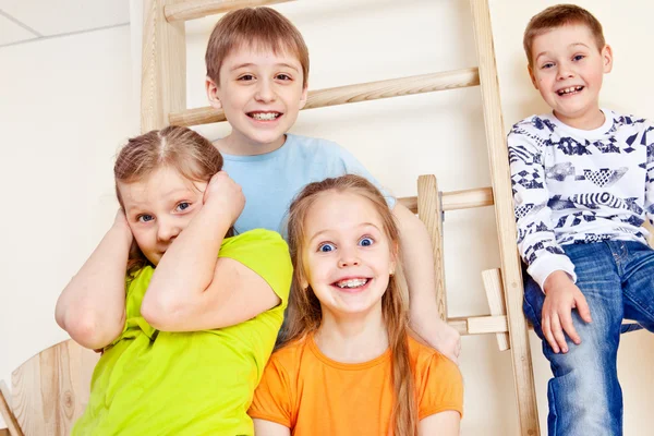 Kindergruppe an der Sprossenwand — Stockfoto