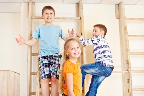 Niños escalando barras de pared — Foto de Stock