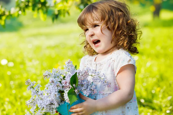 Menina encaracolado no jardim — Fotografia de Stock