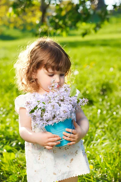 Flicka med vårblommor — Stockfoto