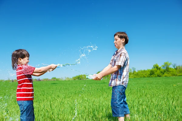 Kids playing with water — Stock Photo, Image