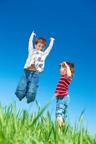 Niños Jumping — Foto de Stock