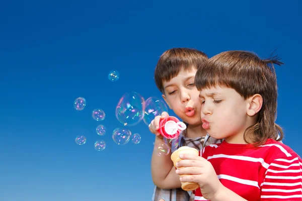 Pojkar blåser bubblor — Stockfoto