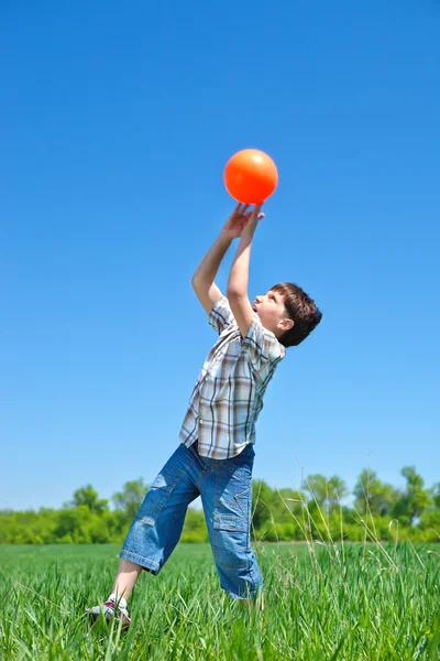 Αγόρι που πιάνει μια μπάλα — Φωτογραφία Αρχείου