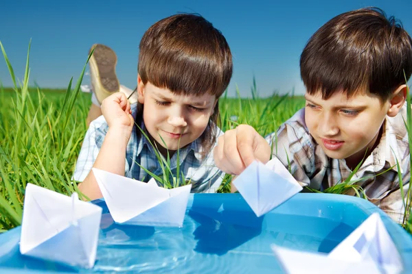 Crianças com barcos de papel — Fotografia de Stock