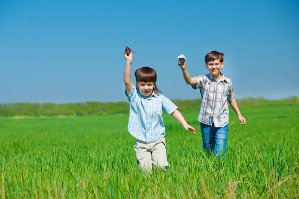 Kids playing with paper airplanes — Stock Photo, Image
