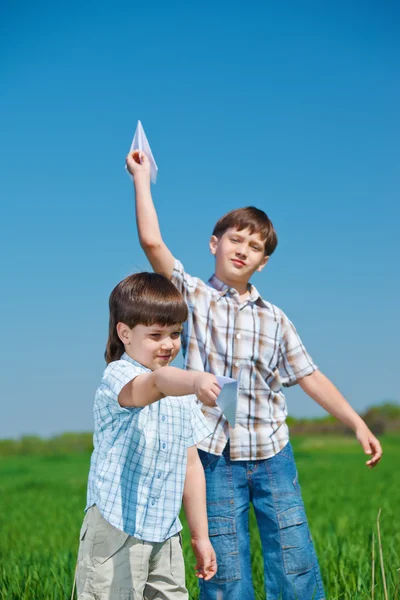 Niños con aviones de papel —  Fotos de Stock