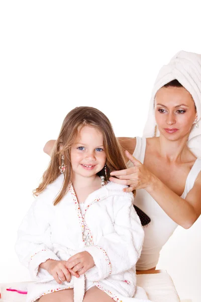 Mamma borsta dotters hår — Stockfoto