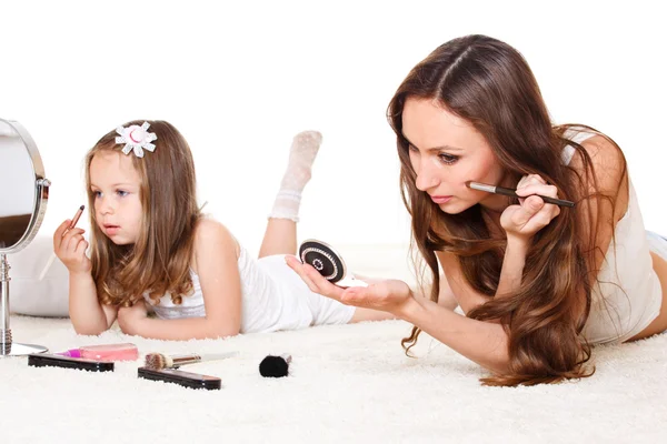 母亲和女儿与化妆品 — 图库照片