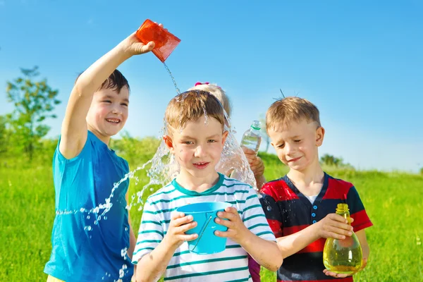 Дети в летнем парке — стоковое фото