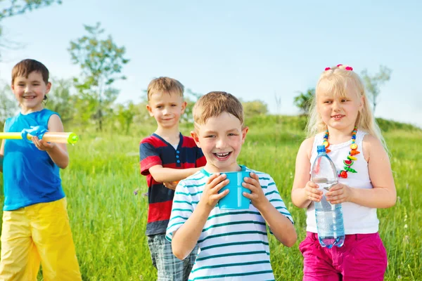 Gruppo bambini con pistole ad acqua giocattolo — Foto Stock