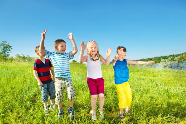 Kindergruppe an einem Sommertag — Stockfoto