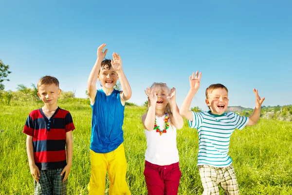 Bambini inzuppati eccitati — Foto Stock