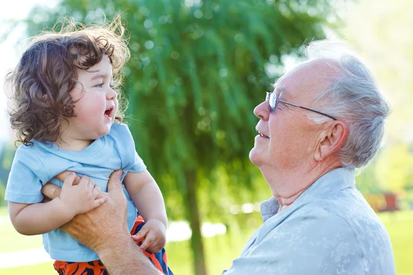 偉大な祖父と赤ちゃん — ストック写真