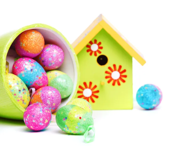 Huevos de Pascua y pajarera — Foto de Stock