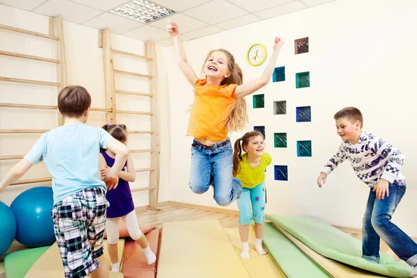 Barn njuta av gym class Royaltyfria Stockfoton