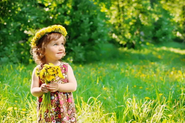 Menina com coroa de cabeça floral Fotos De Bancos De Imagens Sem Royalties