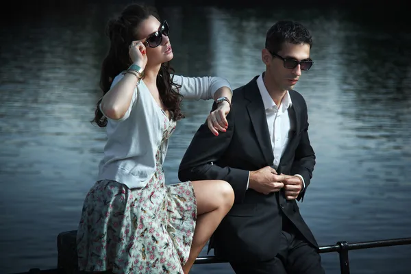 Giovane, sorridente coppia indossa occhiali da sole — Foto Stock