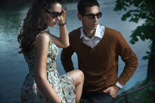 Giovane, sorridente coppia indossa occhiali da sole — Foto Stock