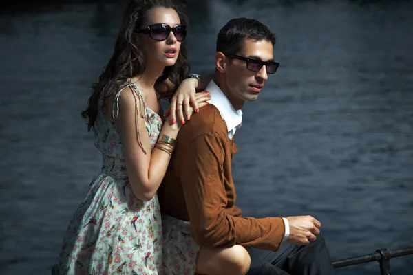 Jeune couple portant des lunettes de soleil — Photo