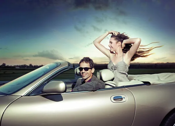 Young, smiling couple wearing sunglasses — Stock Photo, Image