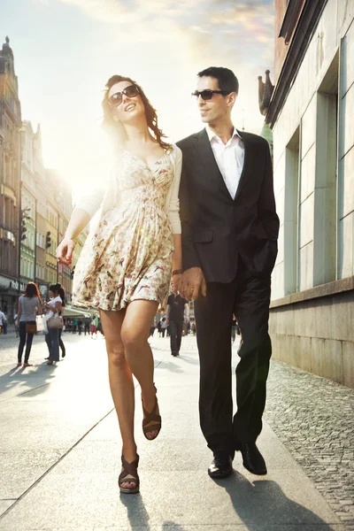 Glückliches Paar in der Innenstadt — Stockfoto