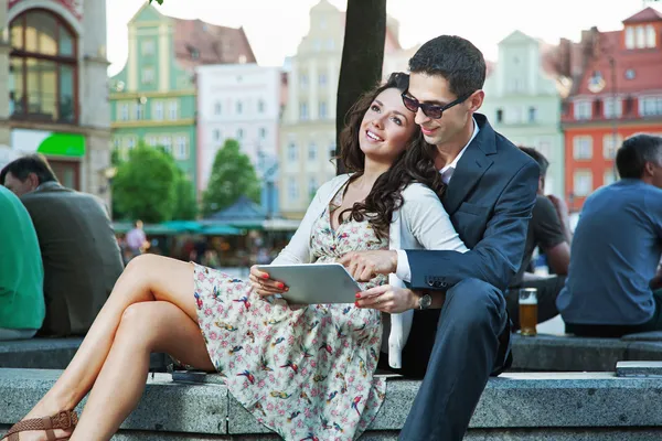 Casal feliz usando computador tablet — Fotografia de Stock