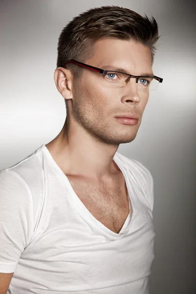 Portrét pohledný muž nosí brýle — Stock fotografie