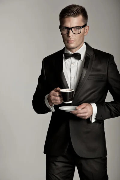 Przystojny człowiek z filiżanką kawy — Zdjęcie stockowe