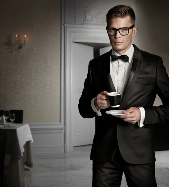 Hombre guapo con taza de café — Foto de Stock