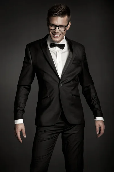 Elegant man wearing suit — Zdjęcie stockowe