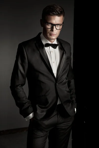 Elegant man wearing suit — Zdjęcie stockowe