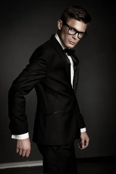 Elegantní muž nosí oblek — Stock fotografie