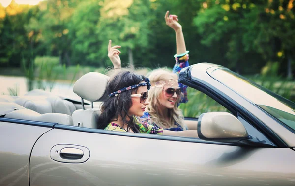 Lächelnde Frauen im Cabrio — Stockfoto