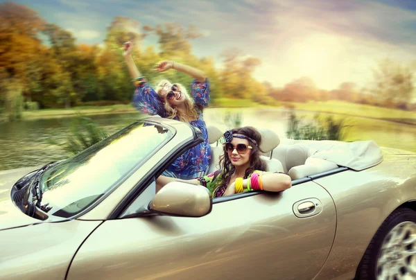 Mujeres sonrientes en un cabriolet — Foto de Stock